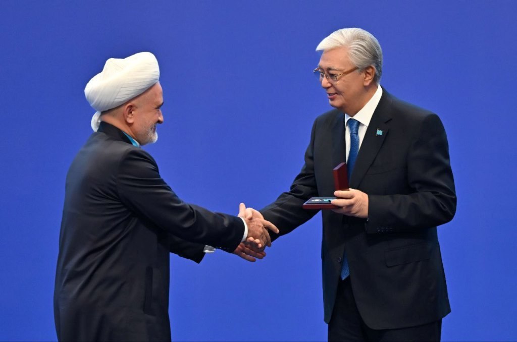 РАИСИ ШЎРОИ УЛАМОИ ТОҶИКИСТОН САИДМУКАРРАМ АБДУҚОДИРЗОДА ДАР ҶУМҲУРИИ ҚАЗОҚИСТОН БО МЕДАЛИ ФАХРӢ САРФАРОЗ ГАРДОНИДА ШУД