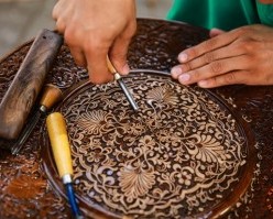 ҲУНАРМАНД ҲАРҶО БУВАД САРФАРОЗ...